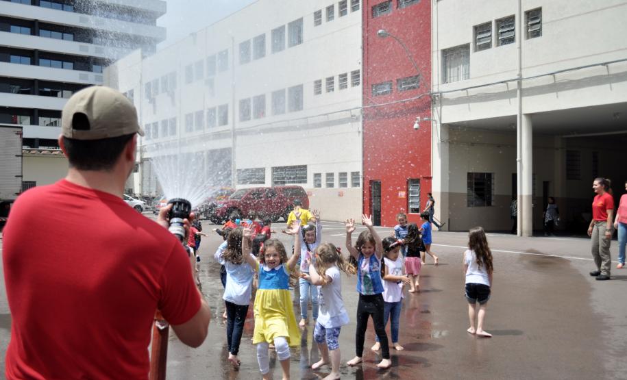 Quartel do Comando do Corpo de Bombeiros recebe visita em clima de final de ano