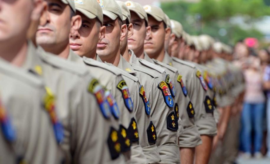 Após formatura de 2.800 soldados, Richa anuncia contratação de mais 200