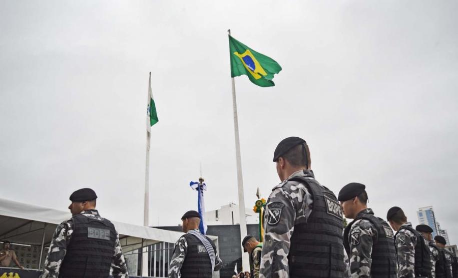 Após formatura de 2.800 soldados, Richa anuncia contratação de mais 200