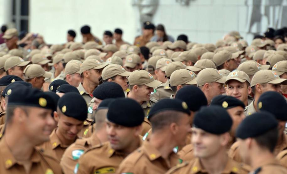 Após formatura de 2.800 soldados, Richa anuncia contratação de mais 200