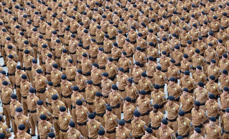 Após formatura de 2.800 soldados, Richa anuncia contratação de mais 200