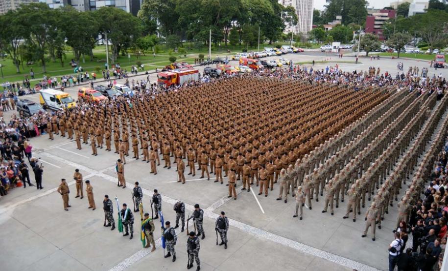 Após formatura de 2.800 soldados, Richa anuncia contratação de mais 200