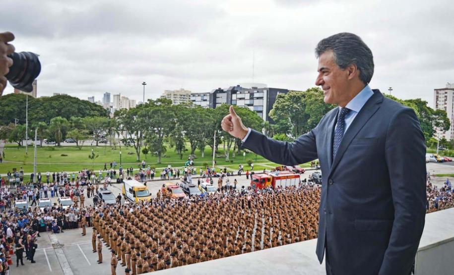 Após formatura de 2.800 soldados, Richa anuncia contratação de mais 200