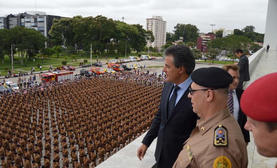 Após formatura de 2.800 soldados, Richa anuncia contratação de mais 200