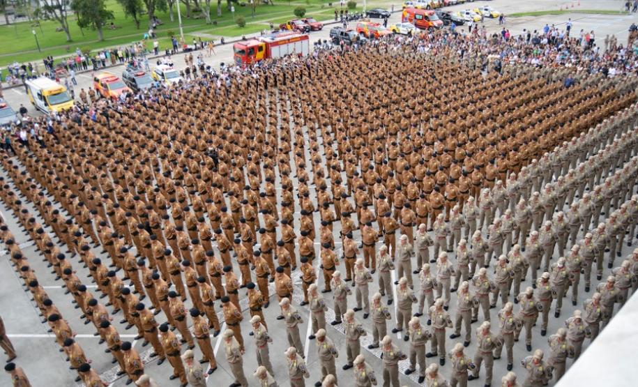 Após formatura de 2.800 soldados, Richa anuncia contratação de mais 200