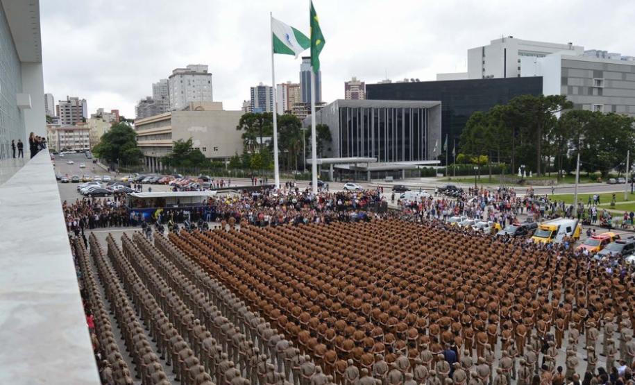 Após formatura de 2.800 soldados, Richa anuncia contratação de mais 200