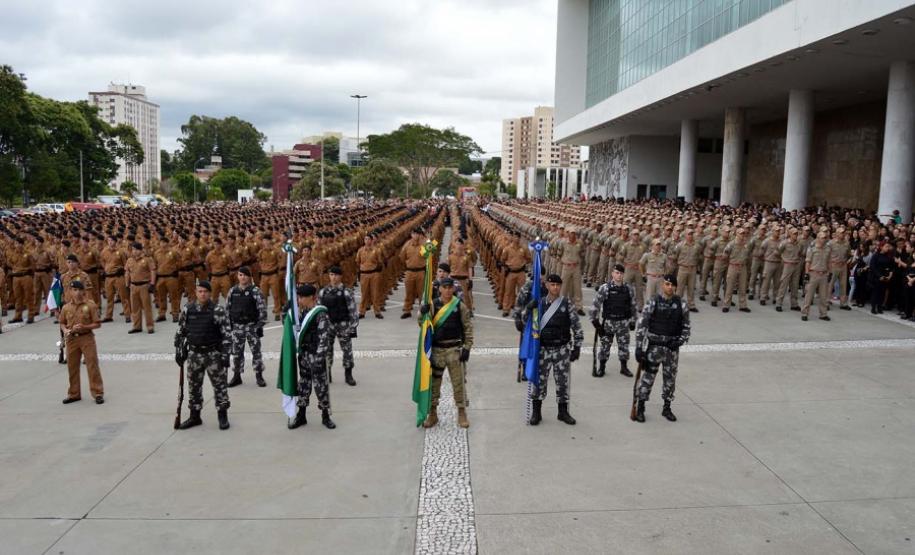 Após formatura de 2.800 soldados, Richa anuncia contratação de mais 200