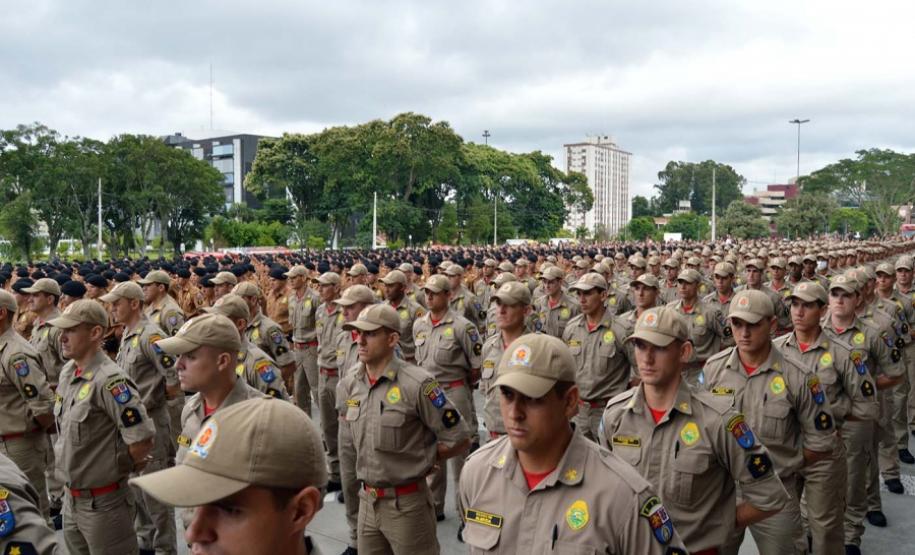 Após formatura de 2.800 soldados, Richa anuncia contratação de mais 200