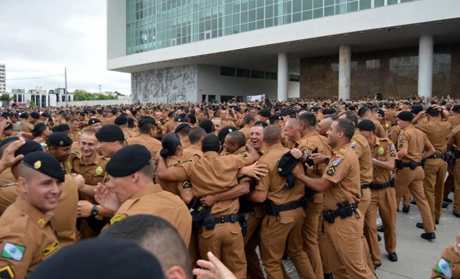 Após formatura de 2.800 soldados, Richa anuncia contratação de mais 200