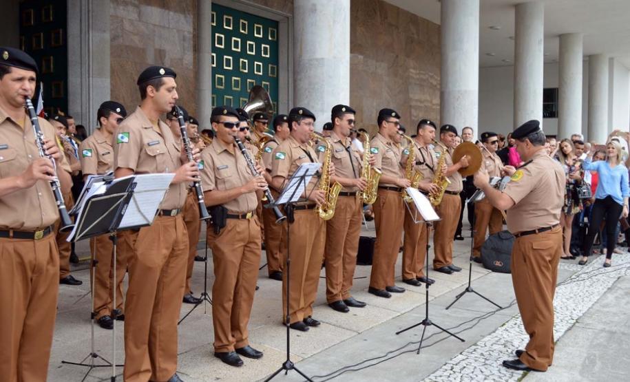 Após formatura de 2.800 soldados, Richa anuncia contratação de mais 200