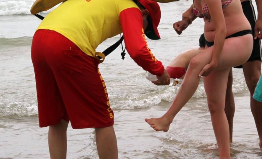 Corpo de Bombeiros e Secretaria de Saúde atuam em conjunto para atender os casos de envenenamento por água-viva