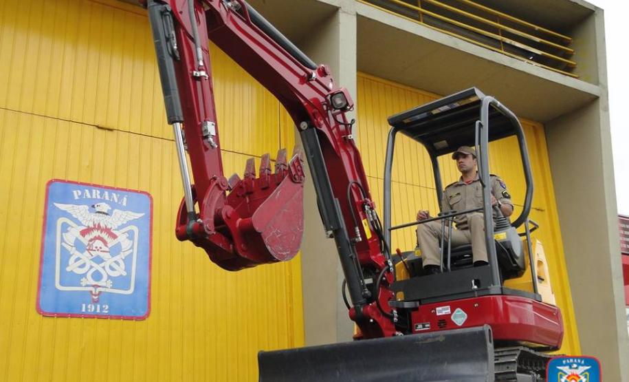 Corpo de Bombeiros operacionaliza pela primeira vez a mini retroescavadeira
