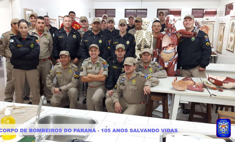 Bombeiros visitam o laboratório de anatomia da Universidade do Centro Oeste, Campus CEDETEG