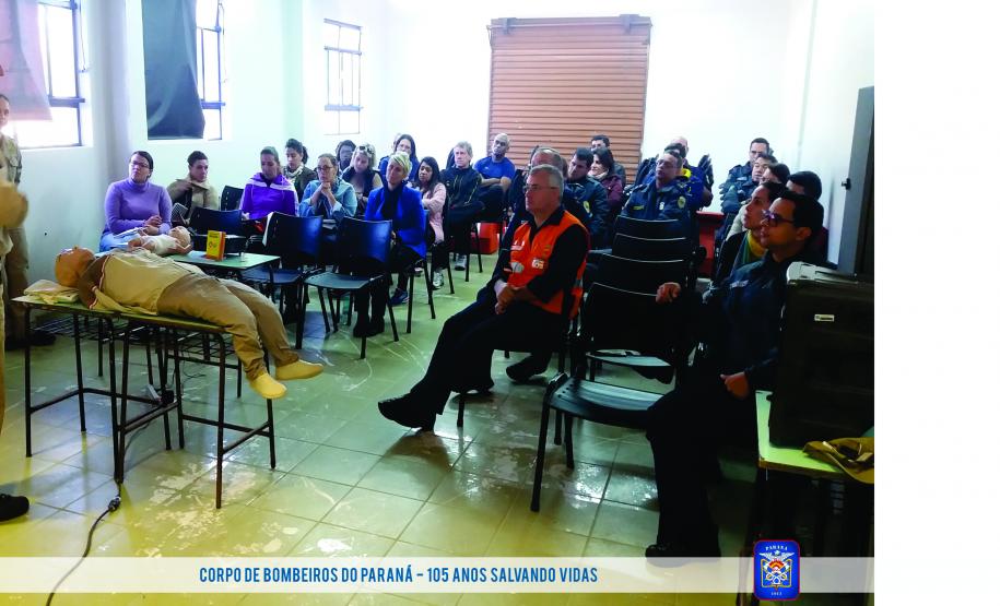 1º Grupamento de Bombeiros Realiza Palestra de Primeiros Socorros e Combate à Incêndio