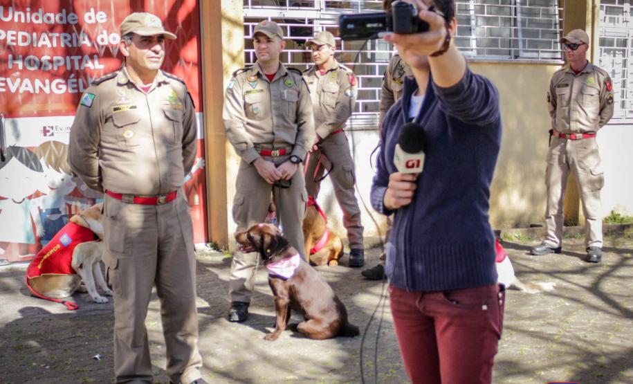 Bombeiros e Cães do GOST visitam crianças em hospital de Curitiba