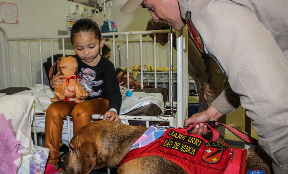 Bombeiros e Cães do GOST visitam crianças em hospital de Curitiba