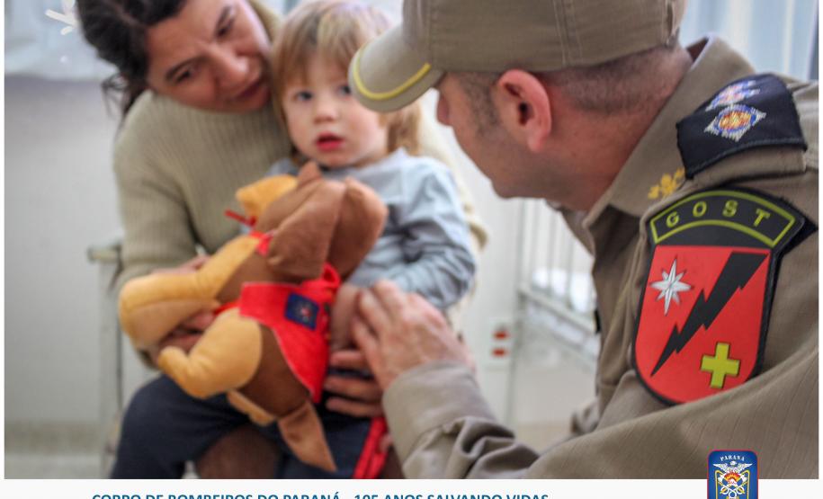 Bombeiros e Cães do GOST visitam crianças em hospital de Curitiba