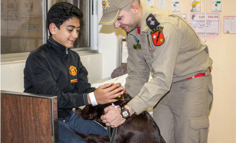 Bombeiros e Cães do GOST visitam crianças em hospital de Curitiba