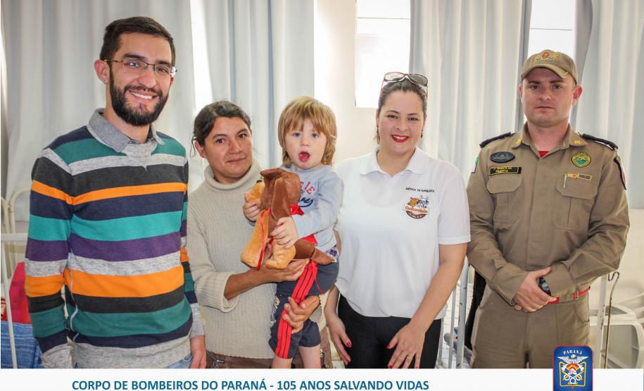 Bombeiros e Cães do GOST visitam crianças em hospital de Curitiba
