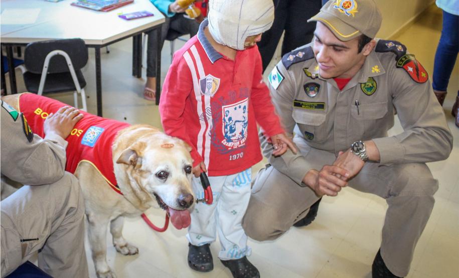 Bombeiros e Cães do GOST visitam crianças em hospital de Curitiba