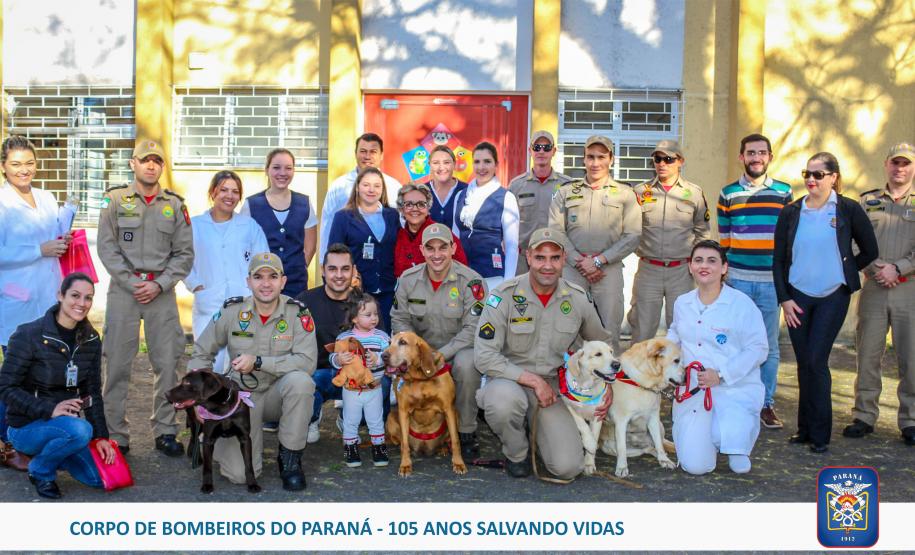 Bombeiros e Cães do GOST visitam crianças em hospital de Curitiba