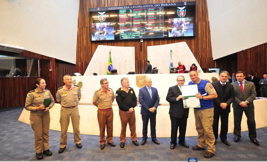 Corpo de Bombeiros realiza entrega de Certificado de Vistoria a Assembleia Legislativa do Paraná