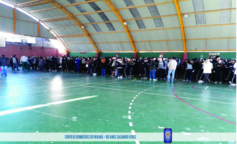 1º Grupamento de Bombeiros realiza exercício de abandono no Colégio Emilío de Menezes