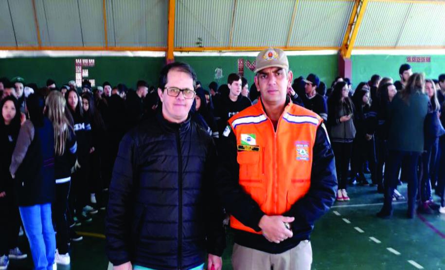 1º Grupamento de Bombeiros realiza exercício de abandono no Colégio Emilío de Menezes