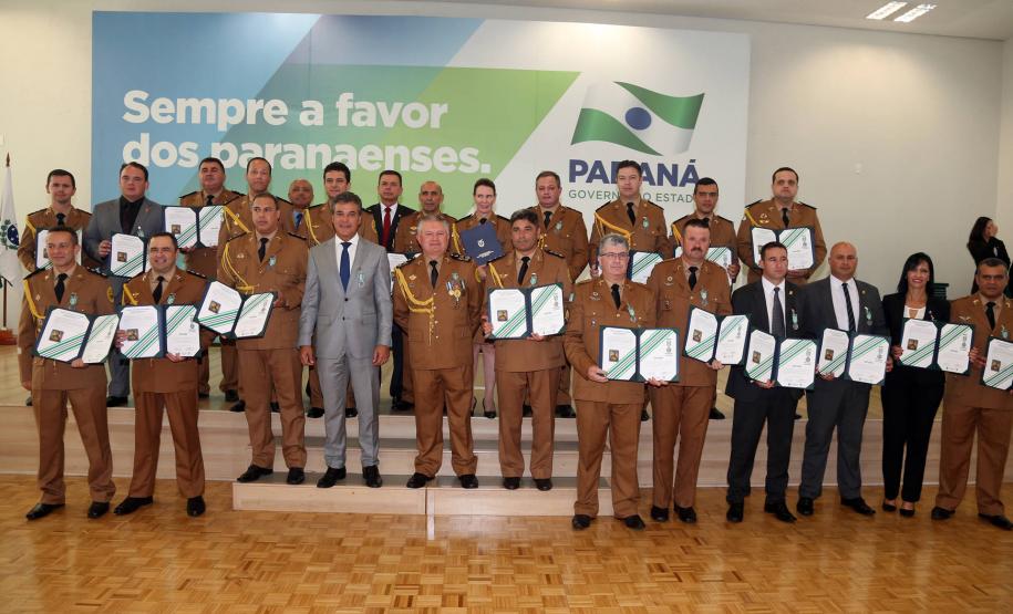A Casa Militar do Paraná completa 90 anos de criação. Criada em 29 de fevereiro de 1928, a história da secretaria que está à frente da Coordenadoria Estadual de Proteção e Defesa Civil, virou um livro, lançado nesta segunda-feira (12), em solenidade com o governador Beto Richa, no Palácio Iguaçu. No evento também foi entregue a medalha Euclides Silveira do Vale, em homenagem ao primeiro chefe do órgão.Curitiba, 12/03/2018.Foto: Orlando Kissner/ANPr