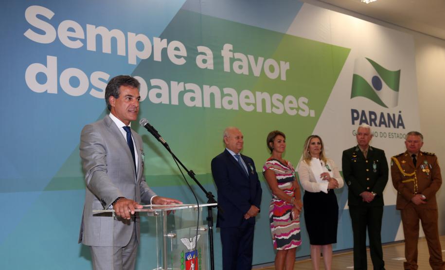 A Casa Militar do Paraná completa 90 anos de criação. Criada em 29 de fevereiro de 1928, a história da secretaria que está à frente da Coordenadoria Estadual de Proteção e Defesa Civil, virou um livro, lançado nesta segunda-feira (12), em solenidade com o governador Beto Richa, no Palácio Iguaçu. No evento também foi entregue a medalha Euclides Silveira do Vale, em homenagem ao primeiro chefe do órgão.Curitiba, 12/03/2018.Foto: Orlando Kissner/ANPr