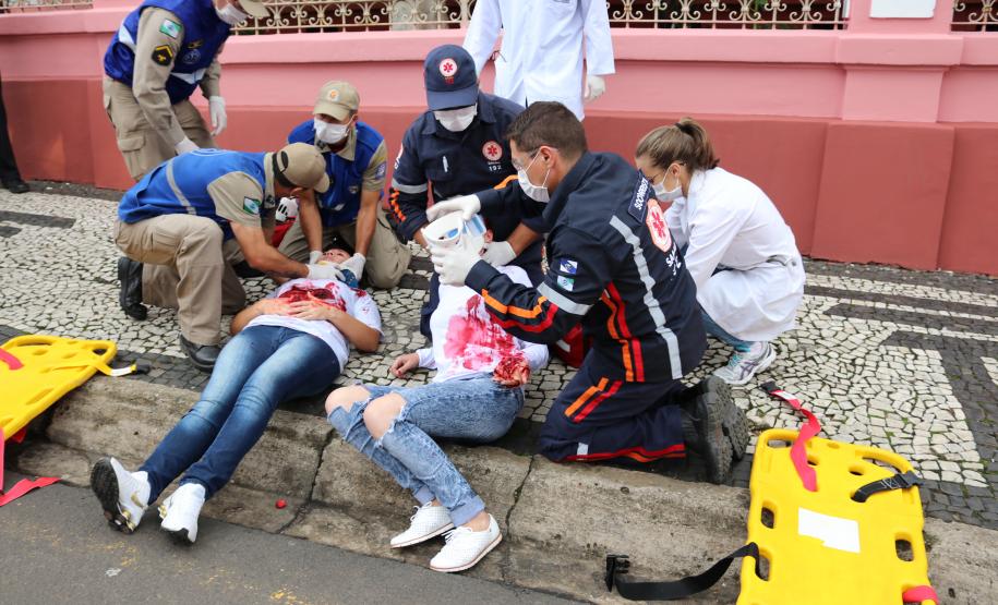 2º GRUPAMENTO DE BOMBEIROS E NÚCLEO REGIONAL DE EDUCAÇÃO DE PONTA GROSSA REALIZAM SIMULADO DE ABANDONO NO COLÉGIO ESTADUAL REGENTE FEIJÓ
