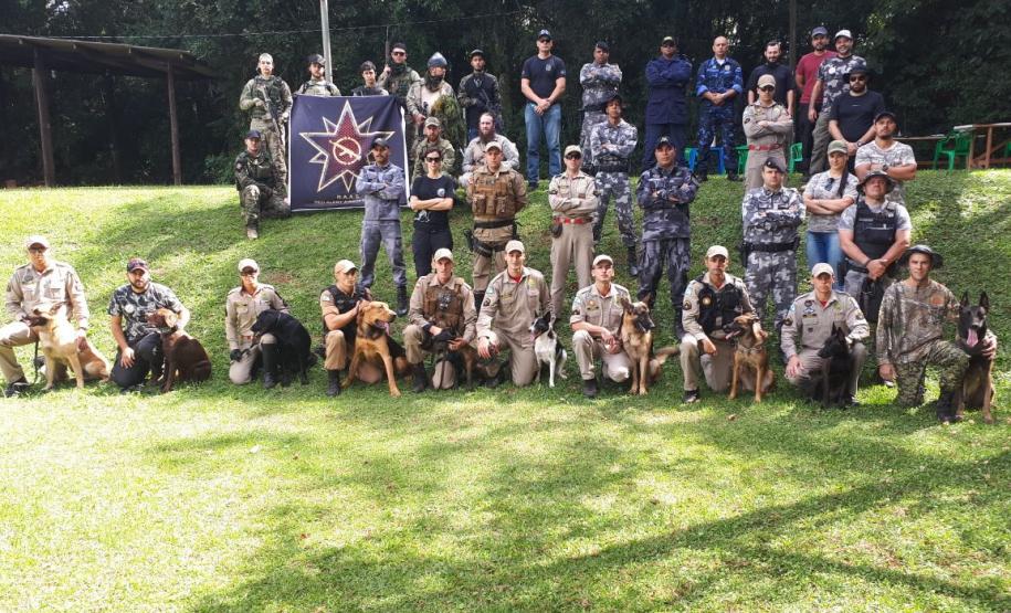 Bombeiros realizam encontro cinotécnico