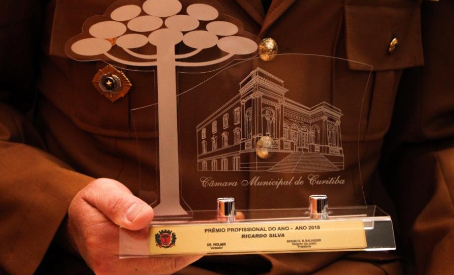 Tenente-coronel do Corpo Bombeiros recebe homenagem em nome da instituição na Câmara de Vereadores de Curitiba