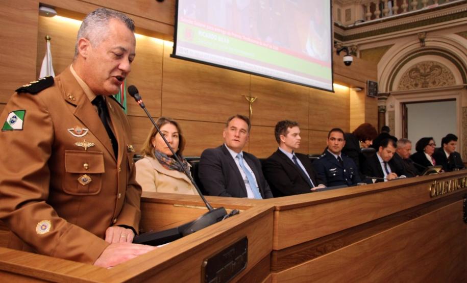 Tenente-coronel do Corpo Bombeiros recebe homenagem em nome da instituição na Câmara de Vereadores de Curitiba