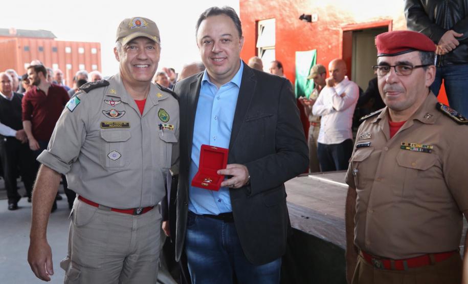 O município de Campina Grande do Sul, Região Metropolitana de Curitiba, conta agora com um grupamento do Corpo de Bombeiros. A governadora Cida Borghetti participou nesta quinta-feira (28) da solenidade oficial de inauguração do quartel. Campina Grande do Sul, 28/06/2018.Foto: José Fernando Ogura/ANPr