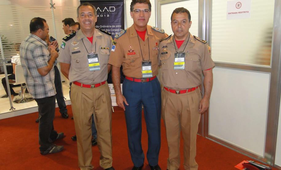Na foto o Coronel Carlos Eduardo Poças Amorim Casa Nova, Presidente da LIGABOM e Comandante Geral do Corpo de Bombeiros Militar de Pernambuco, acompanhado pelo Coronel Antonio Luiz Ferreira da Silva, Comandante do CB/PMPR e pelo Tenente-Coronel Ricardo Silva, Comandante do 7° Grupamento de Bombeiros.