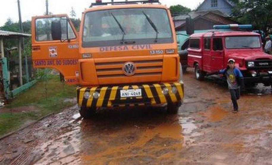 Corpo de Bombeiros da “Operação Verão Paraná” auxilia vítimas das fortes chuvas, no litoral