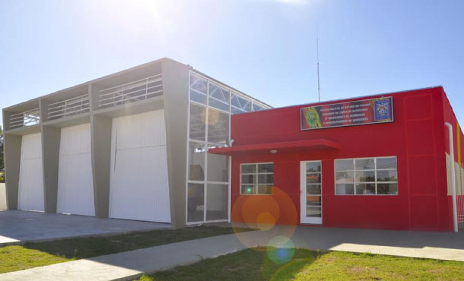 O prédio, distribuído em quase 400 metros quadrados de área útil, irá abrigar, de modo conjunto, os agentes do Bombeiro Comunitário de Pinhais e do Corpo de Bombeiros do Paraná.