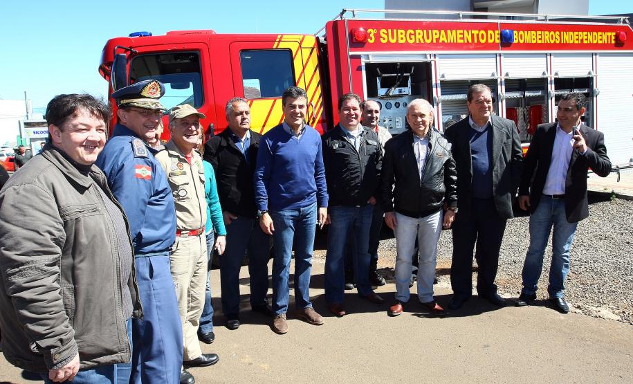 BARRACÃO - Governador Beto Richa com o prefeito Marco Aurélio Zandoná, assina protocolo de intenção com a empresa Los Paleteros, para inclusão no Paraná Competitivo, e entrega um caminhão hidrante para que o Corpo de Bombeiros do município de Dionísio Cerqueira, em Santa Catarina, atenda os municípios de Barracão e Bom Jesus do Sul. Barracão, 29/08/2013. Foto: Jonas Oliveira/ANPr