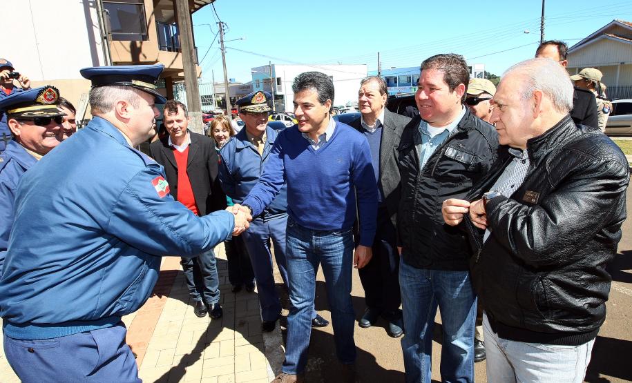 BARRACÃO - Governador Beto Richa com o prefeito Marco Aurélio Zandoná, assina protocolo de intenção com a empresa Los Paleteros, para inclusão no Paraná Competitivo, e entrega um caminhão hidrante para que o Corpo de Bombeiros do município de Dionísio Cerqueira, em Santa Catarina, atenda os municípios de Barracão e Bom Jesus do Sul. Barracão, 29/08/2013. Foto: Jonas Oliveira/ANPr