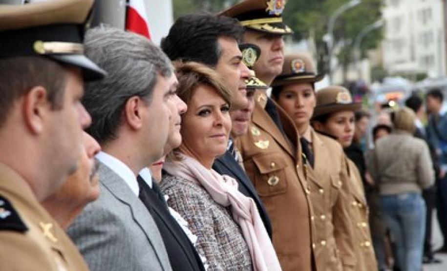 Governador Beto Richa a Secretária de Família e Desenvolvimento Social Fernanda Richa junto com o Secretário da Segurança Pública, Reinaldo de Almeida César e o comandante-geral da Polícia Militar do Paraná, coronel Roberson Luiz Bondaruk, participam da inclusão na Corporação de novos policiais militares e civis.Foto:Rogério Machado/SEDS