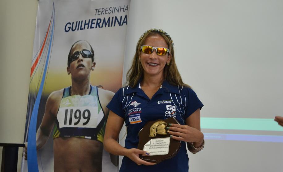 Atleta mais rápida do mundo, deficiente visual, ministra palestra para bombeiros Atleta mais rápida do mundo, deficiente visual, ministra palestra para bombeiros