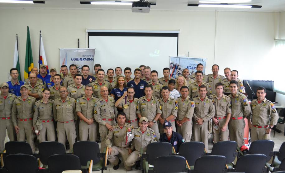 Atleta mais rápida do mundo, deficiente visual, ministra palestra para bombeiros Atleta mais rápida do mundo, deficiente visual, ministra palestra para bombeiros