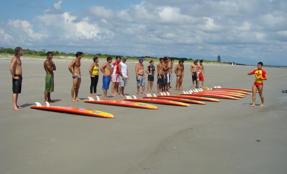 Corpo de Bombeiros realiza capacitação para surfistas que desejam colaborar contra afogamentos no litoral do Paraná