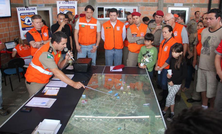 12.11.2011, Simulado de preparação para desastres, feito Pela Defesa Civil  e Corpo de Bombeiros  e outros orgãos. Comandante do 8 GB, Tenente Coronel Edemilson de Barros.