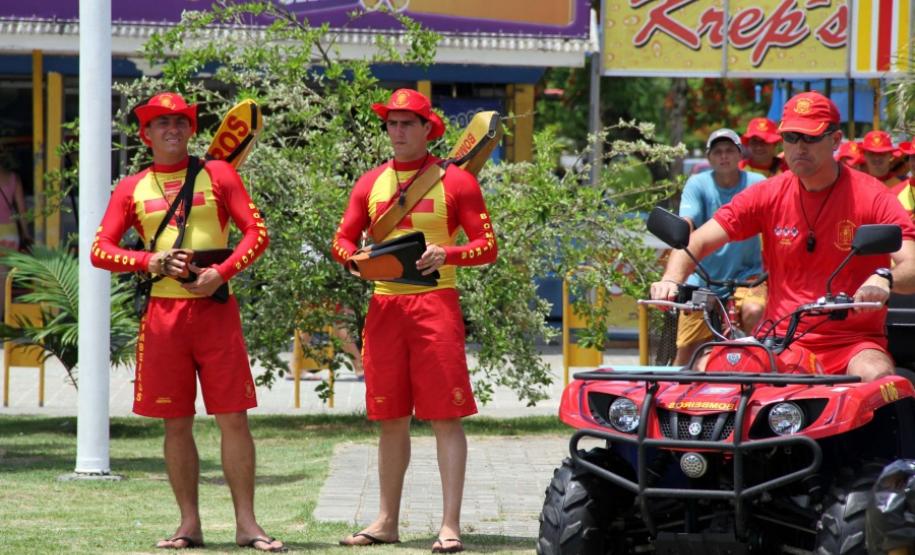 Corpo de Bombeiros da Polícia Militar terá 99 postos guarda-vidas no litoral paranaense Corpo de Bombeiros da Polícia Militar terá 99 postos guarda-vidas no litoral paranaense