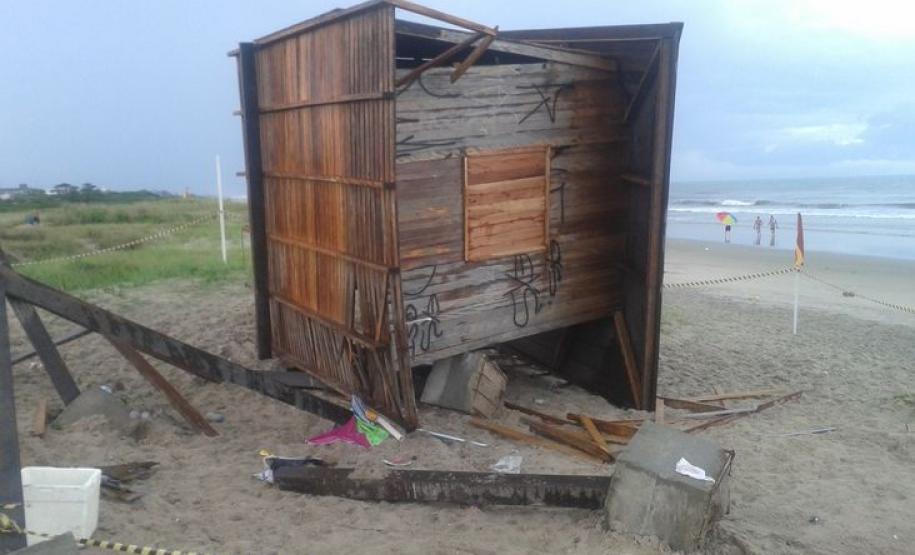 Ventos fortes causam estragos no litoral