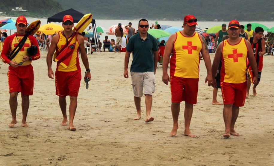 Secretário Francischini conversa com guarda-vidas no litoral e assume compromisso de pedir celeridade para Anteprojeto que melhora carreira das praças