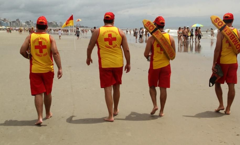 Secretário Francischini conversa com guarda-vidas no litoral e assume compromisso de pedir celeridade para Anteprojeto que melhora carreira das praças