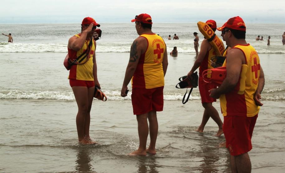 Secretário Francischini conversa com guarda-vidas no litoral e assume compromisso de pedir celeridade para Anteprojeto que melhora carreira das praças
